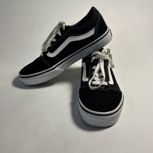 Vans 
Us youth 3
Black